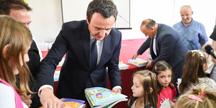 Kurti: Këtë vit si asnjëherë më parë kemi ndarë mjete edhe për materiale shkollore