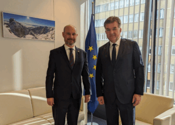 Lajçak takohet me Bilcik, flasin për situatën në veri