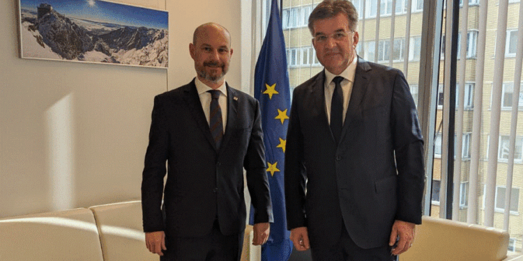 Lajçak takohet me Bilcik, flasin për situatën në veri