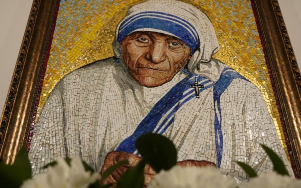 ​Ekspozitë për Nënë Terezën, paratë e pikturave për gratë e magjinalizuara