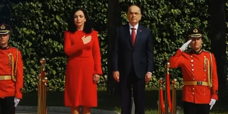 Osmani pritet me ceremoni shtetërore nga Begaj