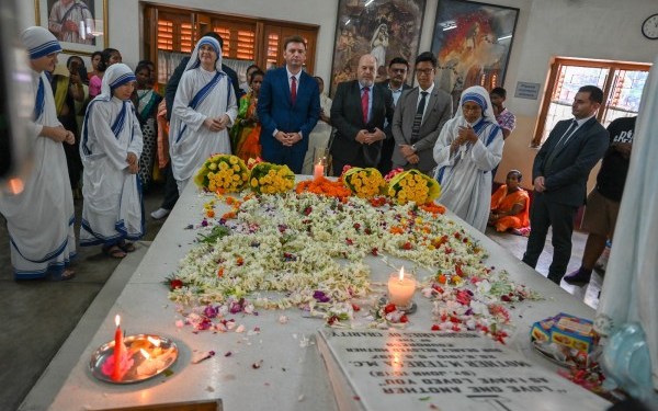 Osmani në vendprehjen e Nënë Terezës dhe shtëpinë ku ajo kaloi 47 vjet