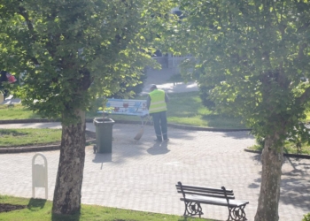 Sulmon dhe kanos punëtorët e pastrimit në Bardhosh, arrestohet nga Policia