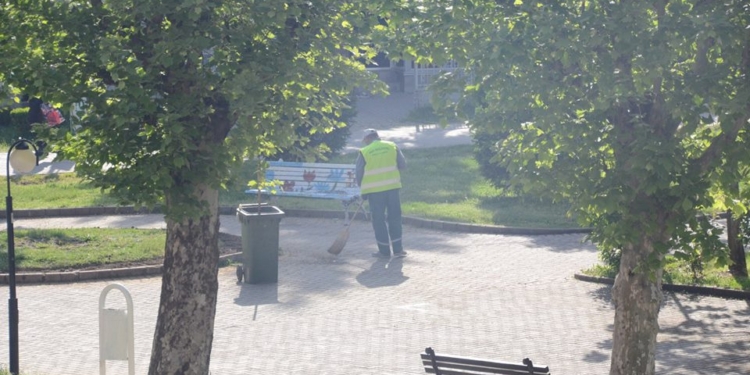 Sulmon dhe kanos punëtorët e pastrimit në Bardhosh, arrestohet nga Policia
