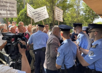 Protestuesit përleshen me Policinë, tentojnë të futen në objektin e KEK-ut