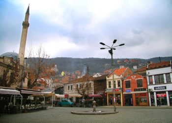 Theri me thikë një person në shesh të Prizrenit, arrestohet i mituri