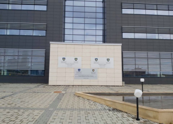 Lirohen në procedurë të rregullt tre zyrtarët komunalë të arrestuar për keqpërdorim të detyrës