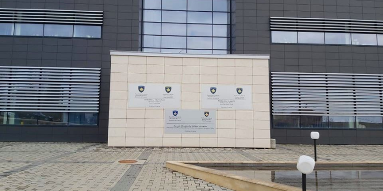 Lirohen në procedurë të rregullt tre zyrtarët komunalë të arrestuar për keqpërdorim të detyrës