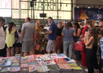 Prindërit ndajnë përvojën e tyre për blerjen e teksteve shkollore për fëmijët