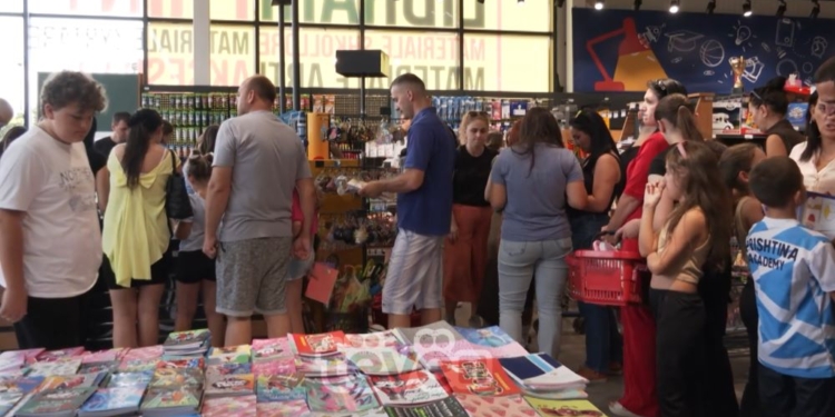 Prindërit ndajnë përvojën e tyre për blerjen e teksteve shkollore për fëmijët