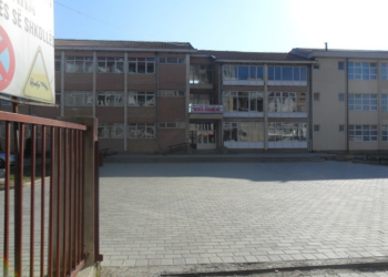 Sfidat e shkollës “Mihal Grameno”, nxënësit në hall me ndarjen e tyre në objekte