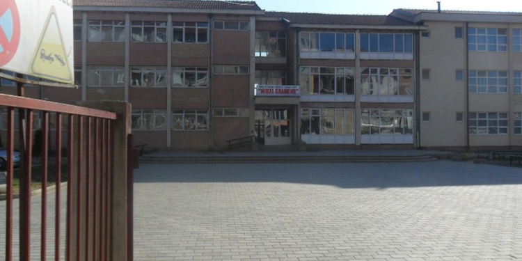 Sfidat e shkollës “Mihal Grameno”, nxënësit në hall me ndarjen e tyre në objekte