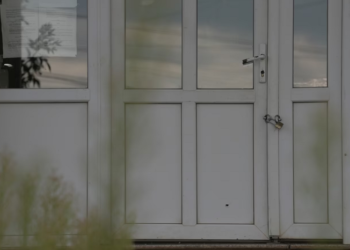 Të braktisura e të dëmtuara – pamjet e shkollave të mbyllura nëpër Kosovë