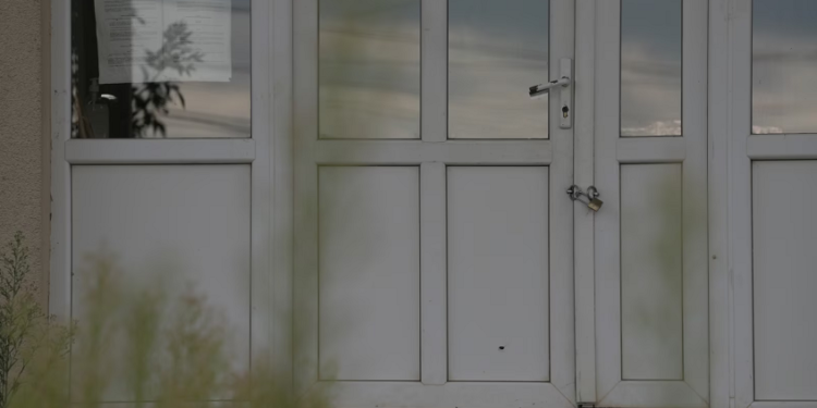 Të braktisura e të dëmtuara – pamjet e shkollave të mbyllura nëpër Kosovë