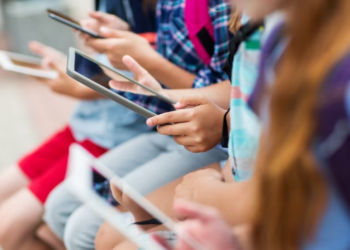 Suedia i kthehet praktikës së librave dhe dorëshkrimit në shkollat e digjitalizuara