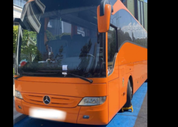 Autobusi i “Trafikut Urban” gjobitet nga “Prishtina Parking”