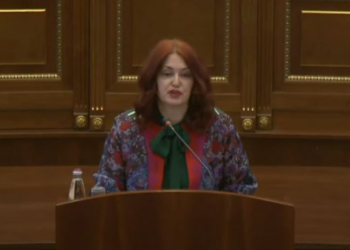 Tekstet shkollore, Hoxha: Këtë prapakthim qytetarët nuk ia kanë borxh Kurtit