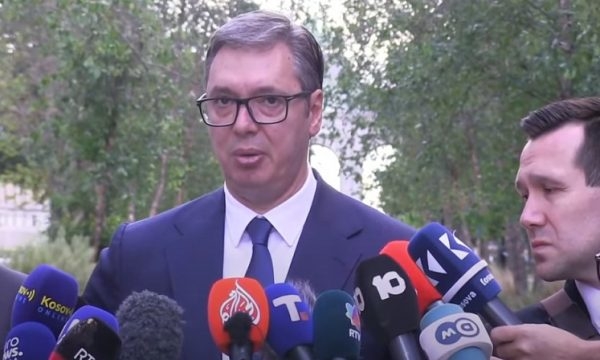Vuçiq: Nëse kryetarët shqiptarë japin dorëheqje, do të bëj çmos që serbët të dalin në zgjedhje
