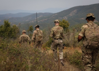 Ushtarët britanikë të KFOR-it patrullojnë në zonën kufitare me Serbinë