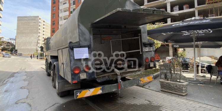 KRU “Prishtina” vendos një autobot në rrugën “Muharrem Fejza” për furnizim me ujë