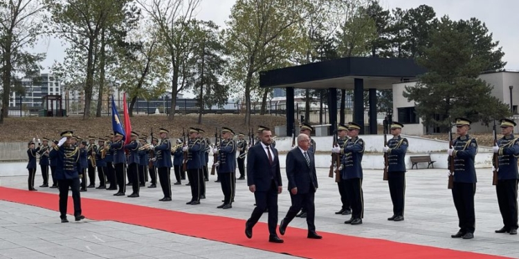 Maqedonci e pret me ceremoni homologun turk, Yasar Guler