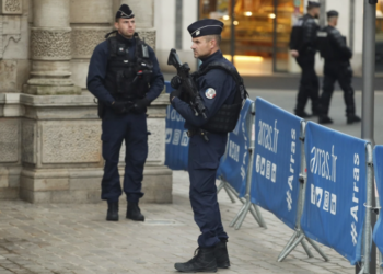 Franca dyshon se të rinjtë po fshihen prapa thirrjeve të rreme për bomba