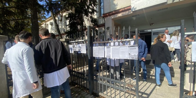 Specializantët sërish në protestë, paralajmërojnë radikalizim të masave