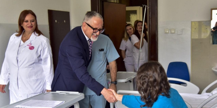 Vitia njofton se janë siguruar 100 implante të gjirit