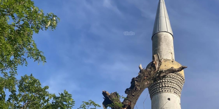 Vidhen paratë në një xhami në Kamenicë