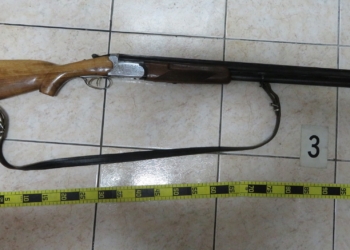 Policia në Pejë sekuestron armë dhe municion në kafiteri dhe bare nate