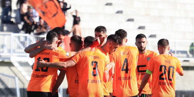 Ballkani fiton bindshëm në udhëtim dhe shkëputet në tabelë