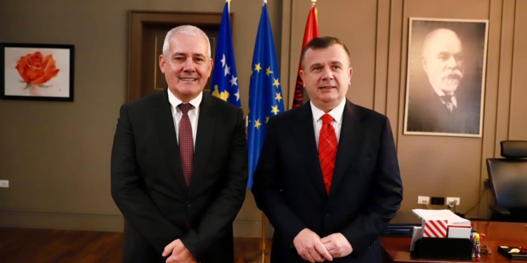 Sveçla takohet me Ballen në Tiranë, flasin për zgjerimin e bashkëpunimit në fushën e sigurisë
