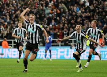 “Lideri ynë”, Newcastle rinovon me “gjigantin” e mbrojtjes