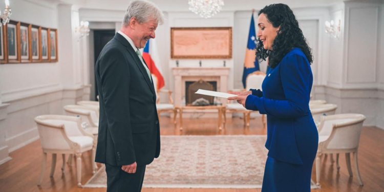 Osmani pranoi letrat kredenciale nga ambasadori i ri i Republikës Çeke