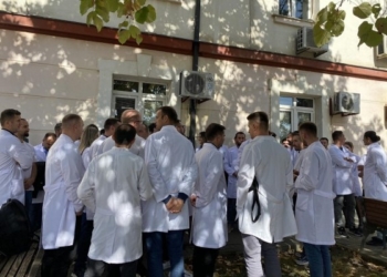 Specializantët anulojnë protestën, ministri Vitia u premton zgjidhje