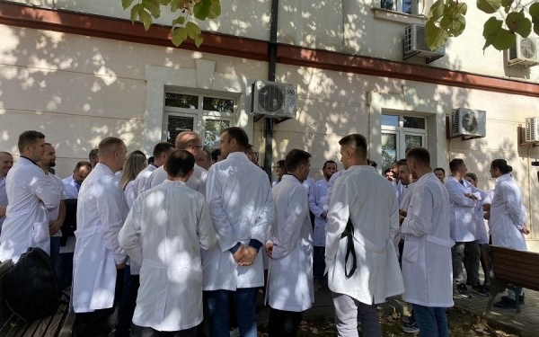 Specializantët anulojnë protestën, ministri Vitia u premton zgjidhje