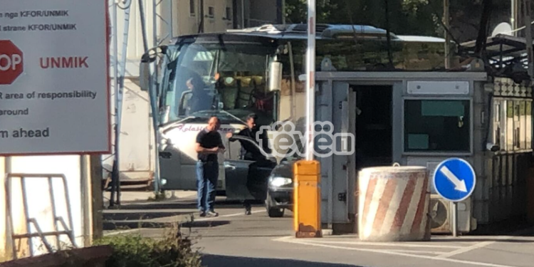 Veturat që hyjnë nga Serbia në Kosovë në pikën kufitare në Bërnjak, po kontrollohen në detaje