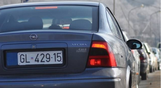 Zgjatet afati për përdorim të targave serbe në Kosovë