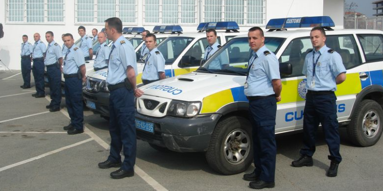 Suspendohen dy zyrtarë doganor, dyshohen për konflikt të dhunshëm fizik