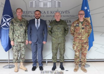 Ministri Maqedonci takoi komandantin e NATO-s, Stuart B. Munsch