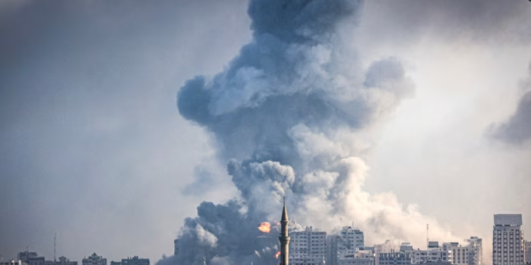 Izraeli i ashpërson bombardimet në Gazë