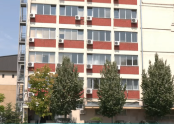 Kryeprokurori “në duar” të presidentes