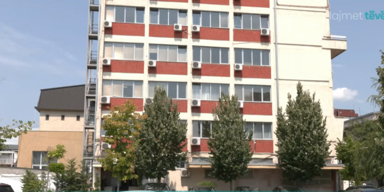 Kryeprokurori “në duar” të presidentes