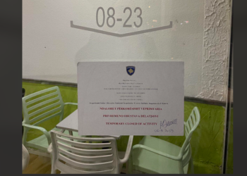 Helmohen 30 qytetarë në një ‘fast-food’ në Mitrovicë, ndalohet puna e lokalit