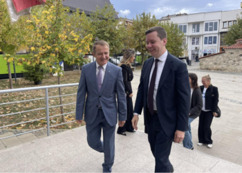 Ambasadori i Finlandës e viziton Vushtrrinë, pritet nga kryetari