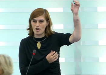 Bogujevci në KiE tregon shenjat e plagëve në dorë nga lufta: E papranueshme të sulmohemi ende