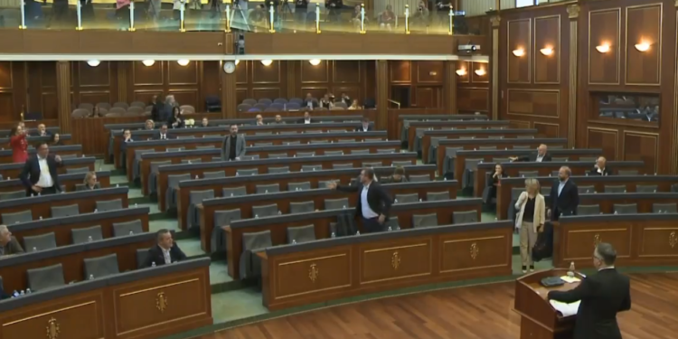 Nis debati për koeficientin e pagave, shumica e deputetëve të VV-së e lëshojnë sallën
