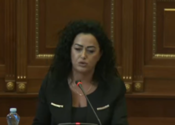 Bunjaku akuzon qeverinë për mungesë në Kuvend gjatë diskutimit për policët e Kosovës