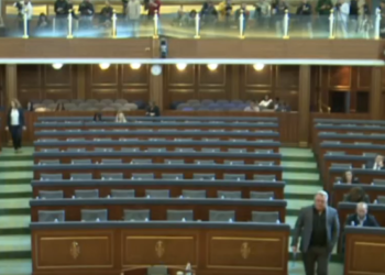 Fillon seanca e Kuvendit, mungon VV