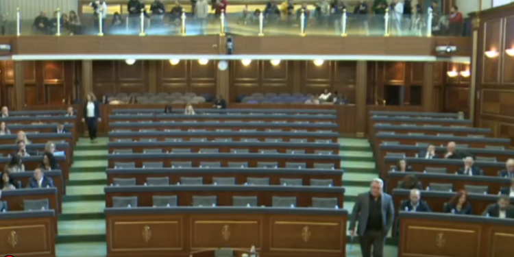 Fillon seanca e Kuvendit, mungon VV